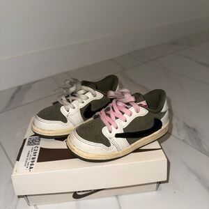Nike Kids Sneakers in Olive and Pink